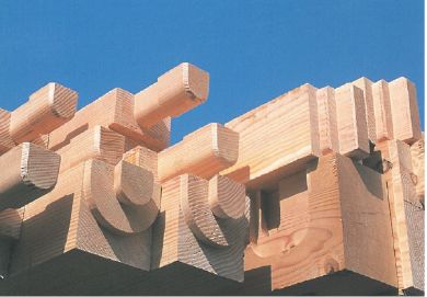 在木材业务方面,我们进口木材,板材和其它木制品,然后销售给建筑材